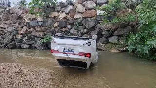 (VÍDEO) Carro despenca e cai no rio, em Brusque - 14