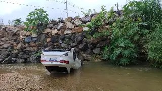 (VÍDEO) Carro despenca e cai no rio, em Brusque - 4
