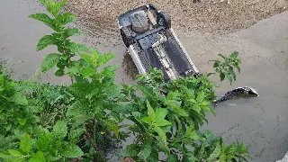 (VÍDEO) Carro despenca e cai no rio, em Brusque - 1