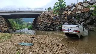 (VÍDEO) Carro despenca e cai no rio, em Brusque - 12