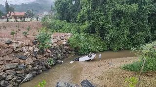 (VÍDEO) Carro despenca e cai no rio, em Brusque - 2
