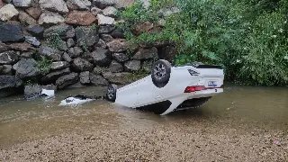 (VÍDEO) Carro despenca e cai no rio, em Brusque - 11