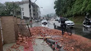 (VÍDEO) Tijolos espalhados pela calçada causam transtorno - 4