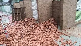 (VÍDEO) Tijolos espalhados pela calçada causam transtorno - 5