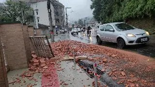 (VÍDEO) Tijolos espalhados pela calçada causam transtorno - 2
