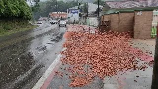 (VÍDEO) Tijolos espalhados pela calçada causam transtorno - 6