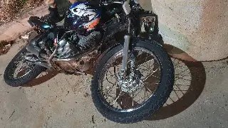 Jovem fica ferido após sair de pista e colidir em tubo  em Guabiruba  - 4