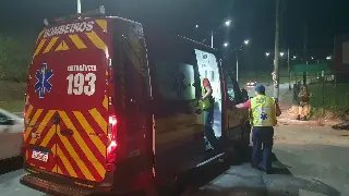 Jovem fica ferido após sair de pista e colidir em tubo  em Guabiruba  - 1