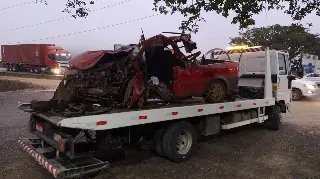 Motorista morre e carro fica irreconhecível na 470 - 2