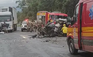 Motorista morre em colisão frontal entre carro e caminhão - 1