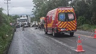Motorista morre em colisão frontal entre carro e caminhão - 2