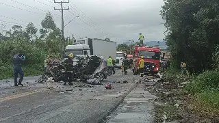Motorista morre em colisão frontal entre carro e caminhão - 3
