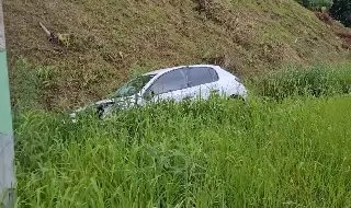 Grave acidente entre carros é registrado em Brusque  - 4