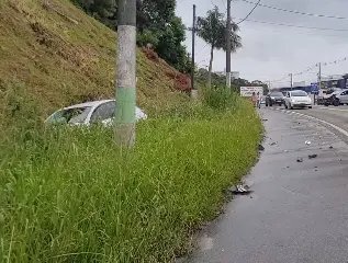 Grave acidente entre carros é registrado em Brusque  - 3