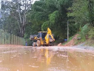 Trégua das chuvas coloca equipes de limpeza nas ruas - 12