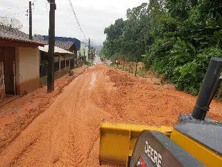 Trégua das chuvas coloca equipes de limpeza nas ruas - 21