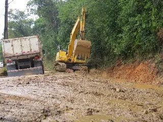 Trégua das chuvas coloca equipes de limpeza nas ruas - 26