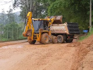 Trégua das chuvas coloca equipes de limpeza nas ruas - 10