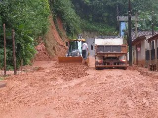 Trégua das chuvas coloca equipes de limpeza nas ruas - 29