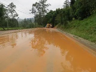 Trégua das chuvas coloca equipes de limpeza nas ruas - 4