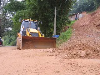 Trégua das chuvas coloca equipes de limpeza nas ruas - 22