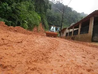 Trégua das chuvas coloca equipes de limpeza nas ruas - 13
