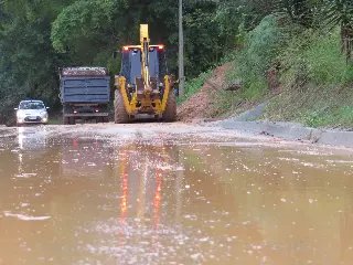 Trégua das chuvas coloca equipes de limpeza nas ruas - 9