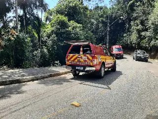 Idoso fica ferido após cair de barranco em Brusque  - 4