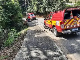 Idoso fica ferido após cair de barranco em Brusque  - 3