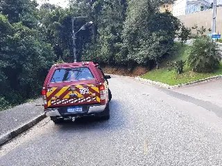 Idoso fica ferido após cair de barranco em Brusque  - 2