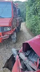 Carro tem frente destruída após colisão frontal em Brusque  - 2