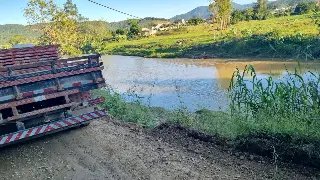 Carro tem frente destruída após colisão frontal em Brusque  - 1