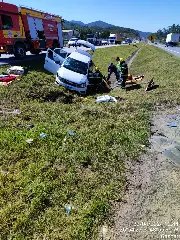 Carro capota depois de acidente na BR-470 - 3