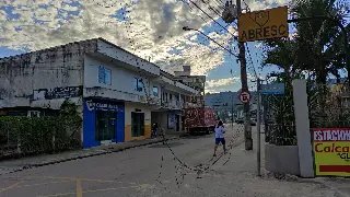 (VÍDEO) Mais um caso de fios soltos causando perigo - 1