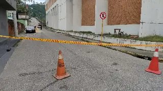 Óleo na pista interdita acesso a duas ruas, no Centro - 1