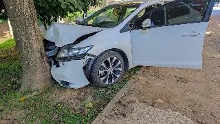 (VÍDEO) Por pouco, carro não cai no rio Itajaí mirim - 2