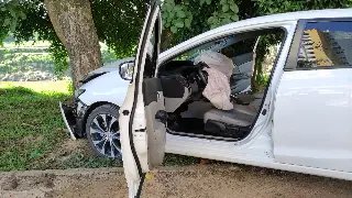 (VÍDEO) Por pouco, carro não cai no rio Itajaí mirim - 3
