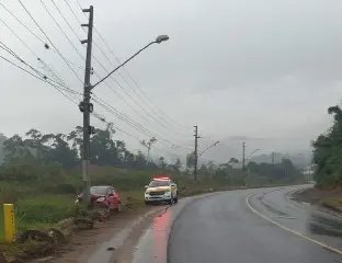 Motorista abandona carro após bater contra poste em Brusque - 1