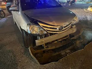 Colisão entre carros é registrado em rotatória da figueira  - 3