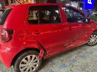 Colisão entre carros é registrado em rotatória da figueira  - 1