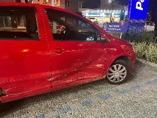 Colisão entre carros é registrado em rotatória da figueira  - 2