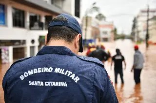 Corpo de Bombeiros de SC já resgatou 300 pessoas ilhadas no RS - 1