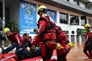 Corpo de Bombeiros de SC já resgatou 300 pessoas ilhadas no RS - 4