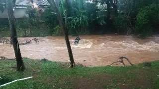 (VÍDEO) Carro é retirado do rio com cadáver dentro - 1