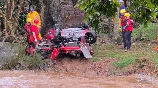 (VÍDEO) Carro é retirado do rio com cadáver dentro - 4