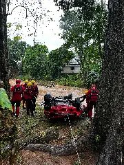 (VÍDEO) Carro é retirado do rio com cadáver dentro - 5