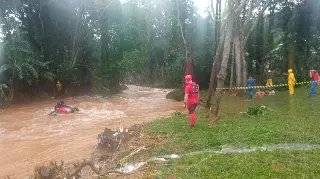 (VÍDEO) Carro é retirado do rio com cadáver dentro - 2