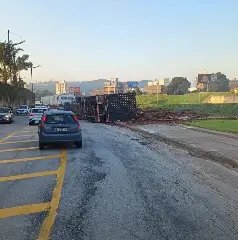 (VÍDEO) Informações atualizadas sobre o tombamento de caminhão - 2