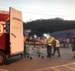(VÍDEO) Moto acaba presa embaixo do carro e condutor ferido - 1