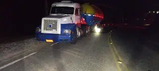 Motorista embriagado bate carro na carreta e capota - 2